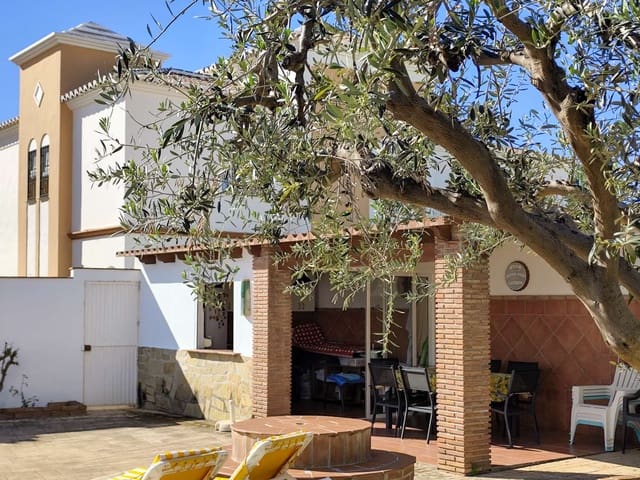 Chalet de 4 habitaciones en Capistrano, Nerja en venta con piscina - 1.345.000 € (Ref: 9735142)