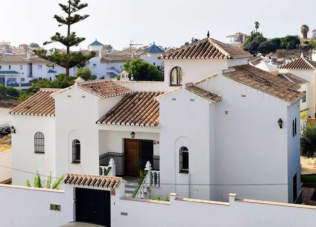 Chalet de 4 habitaciones en Capistrano, Nerja en venta con piscina - 1.345.000 € (Ref: 9735142)