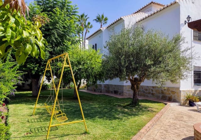 Chalet de 4 habitaciones en Capistrano, Nerja en venta con piscina - 1.345.000 € (Ref: 9735142)
