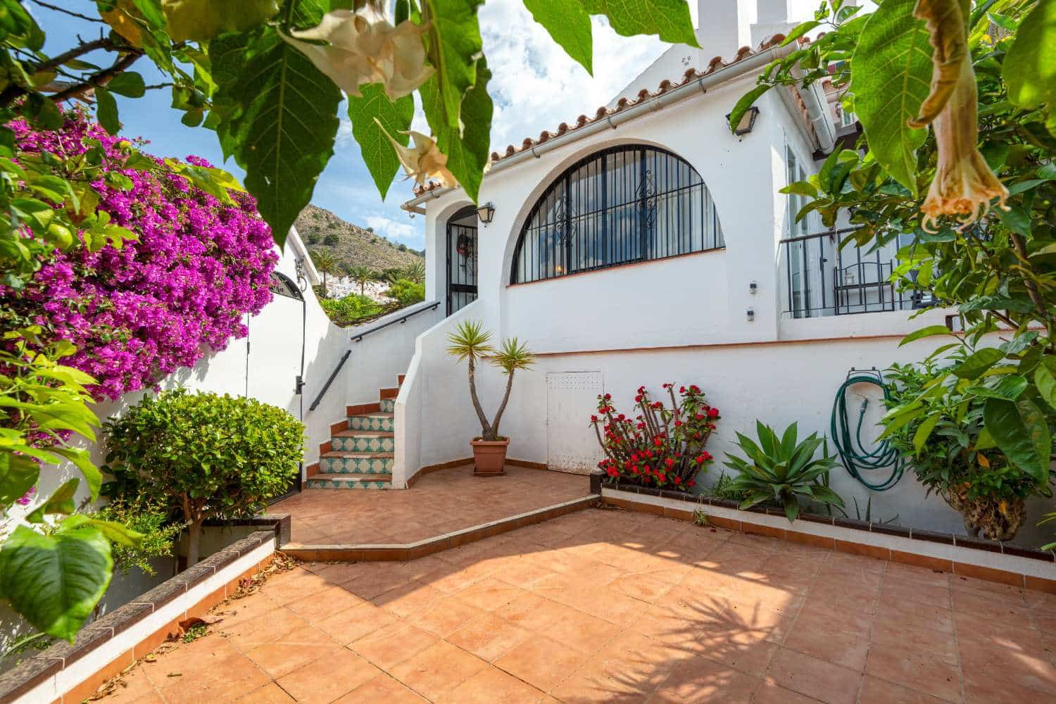 2 bedroom Beach Apartment for sale in Nerja with pool - € 299,000 (Ref: 9758400)