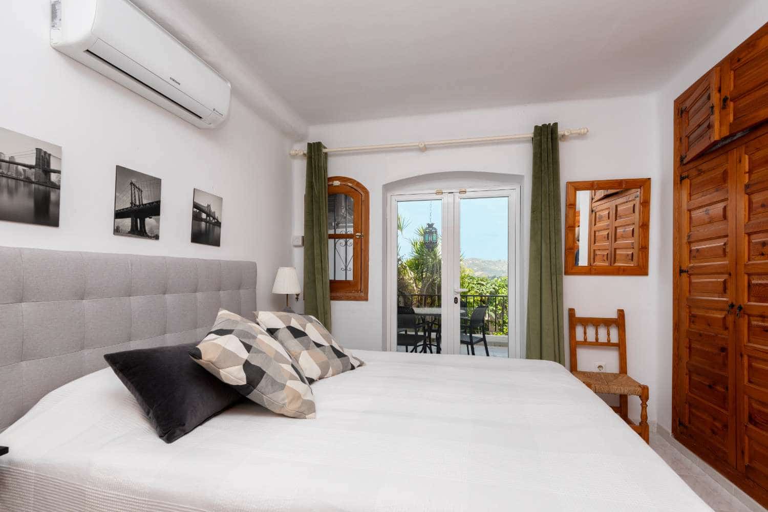 2 bedroom Beach Apartment for sale in Nerja with pool - € 299,000 (Ref: 9758400)