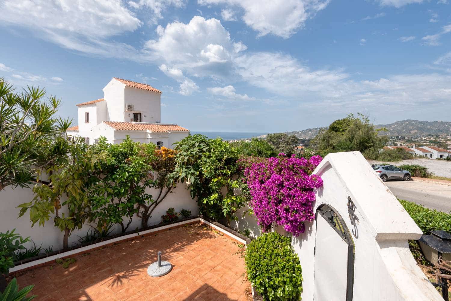 2 bedroom Beach Apartment for sale in Nerja with pool - € 299,000 (Ref: 9758400)