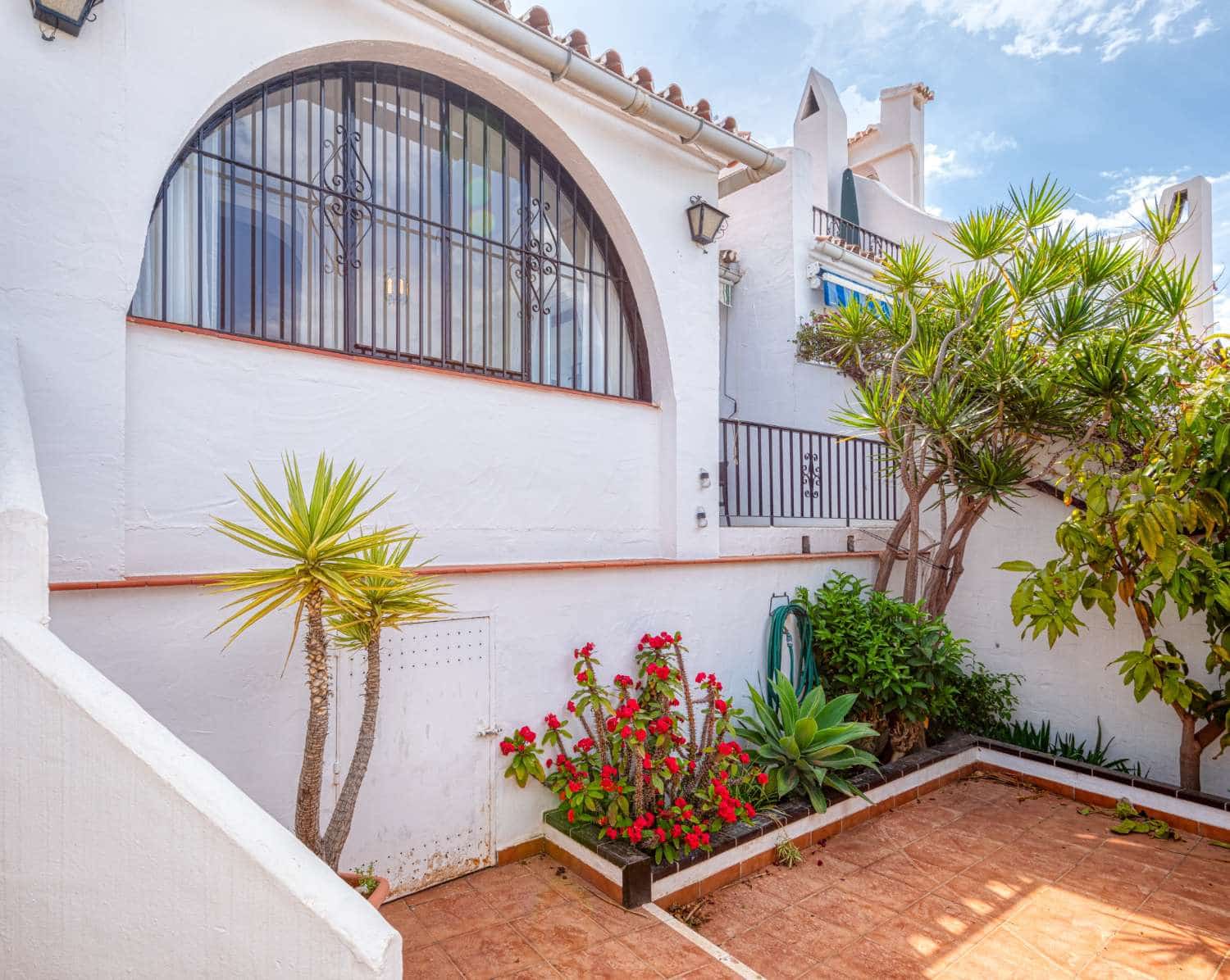 2 bedroom Beach Apartment for sale in Nerja with pool - € 299,000 (Ref: 9758400)