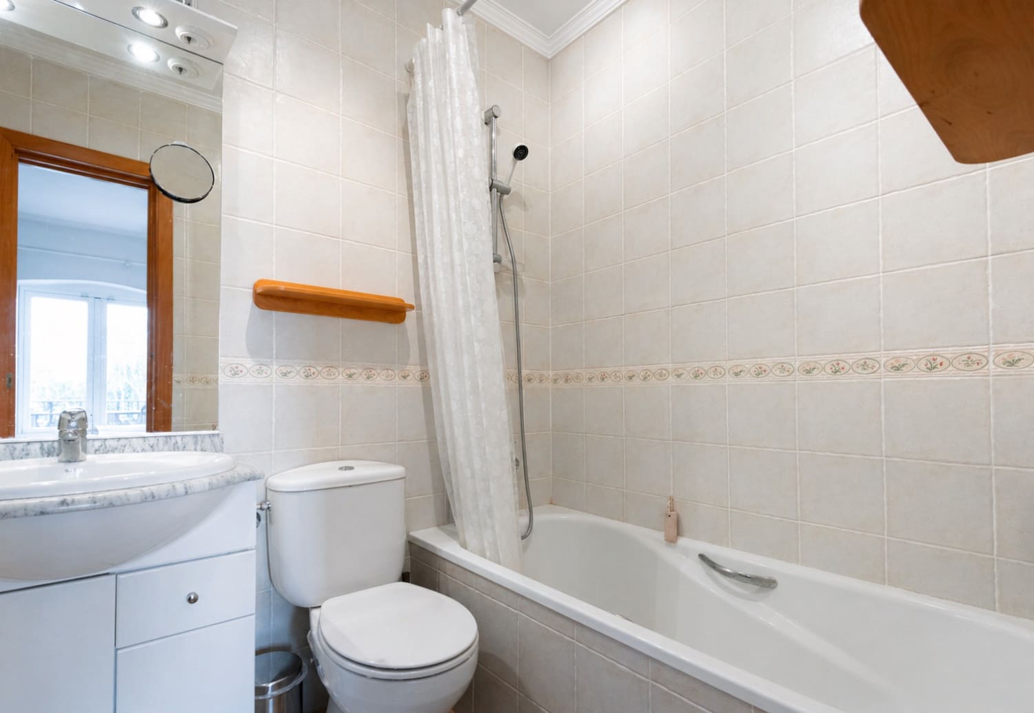 2 bedroom Beach Apartment for sale in Nerja with pool - € 299,000 (Ref: 9758400)