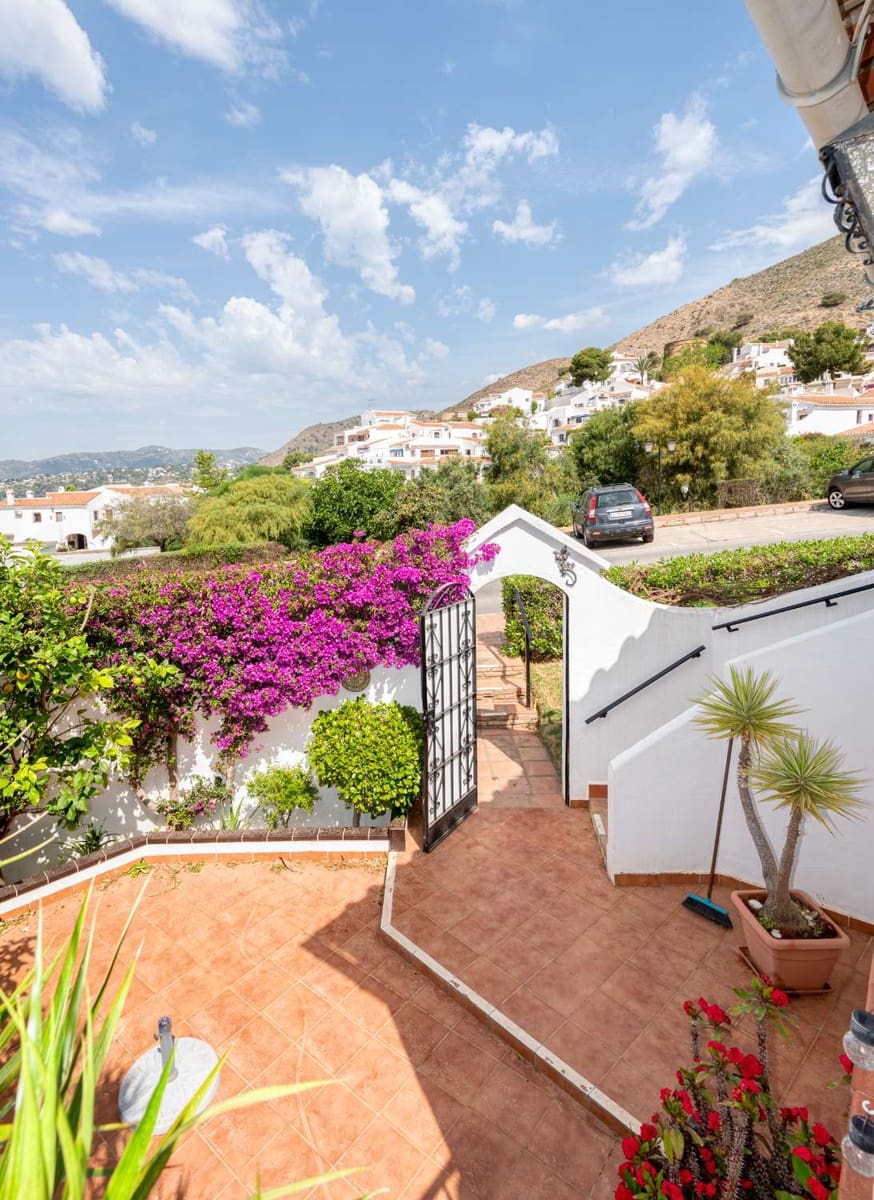 2 bedroom Beach Apartment for sale in Nerja with pool - € 299,000 (Ref: 9758400)