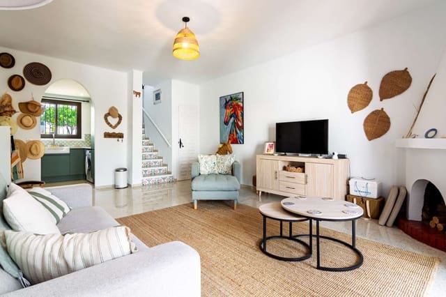2 slaapkamer Halfvrijstaande villa te koop in Capistrano, Nerja met zwembad - € 425.000 (Ref: 9783576)