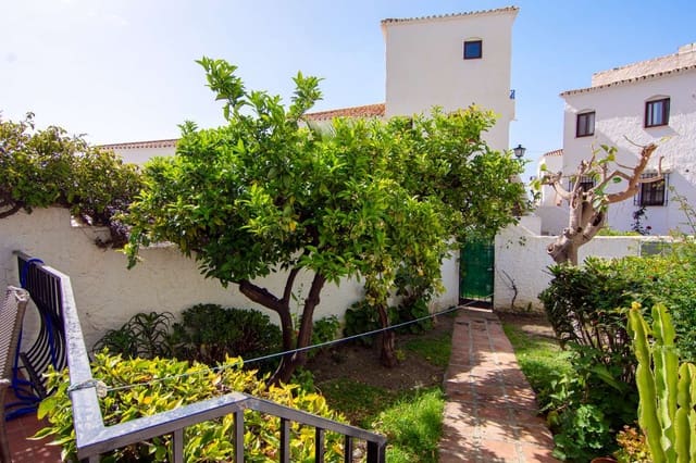2 slaapkamer Halfvrijstaande villa te koop in Capistrano, Nerja met zwembad - € 425.000 (Ref: 9783576)