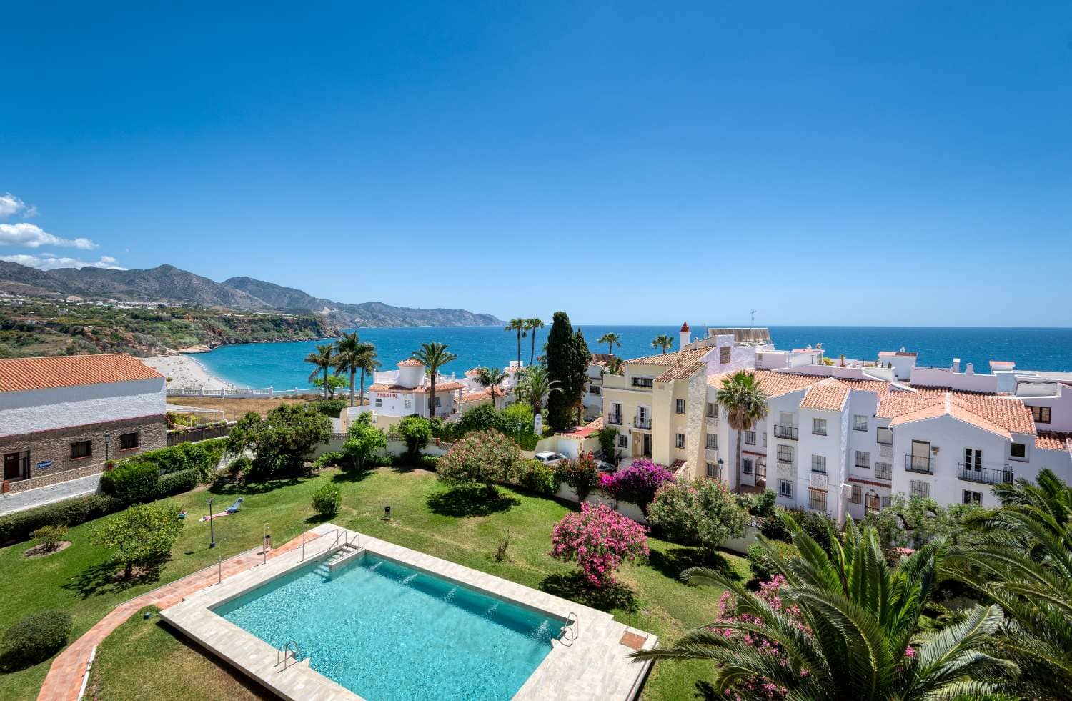 2 bedroom Beach Apartment for sale in Nerja with pool - € 475,000 (Ref: 9833205)