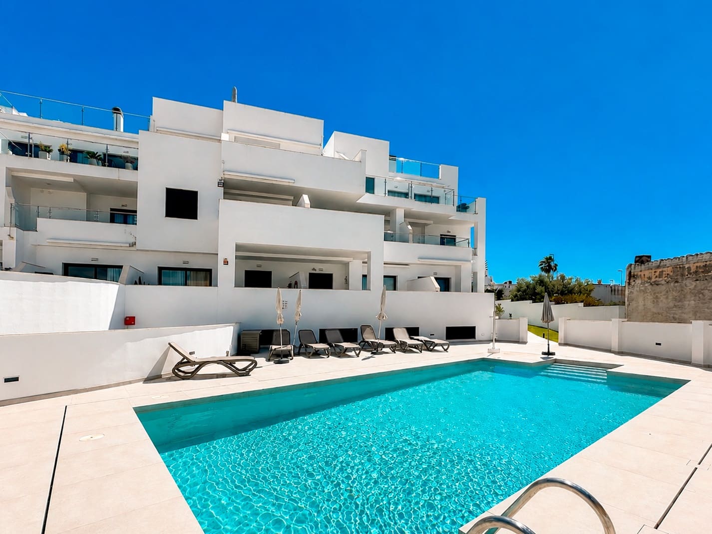 2 sypialnia Apartament przy plaży na sprzedaż w Nerja z basenem garażem - 369 000 € (Ref: 9848976)