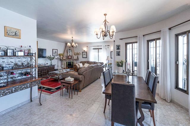 4 sovrum Villa till salu i Nerja med pool garage - 499 000 € (Ref: 9912447)