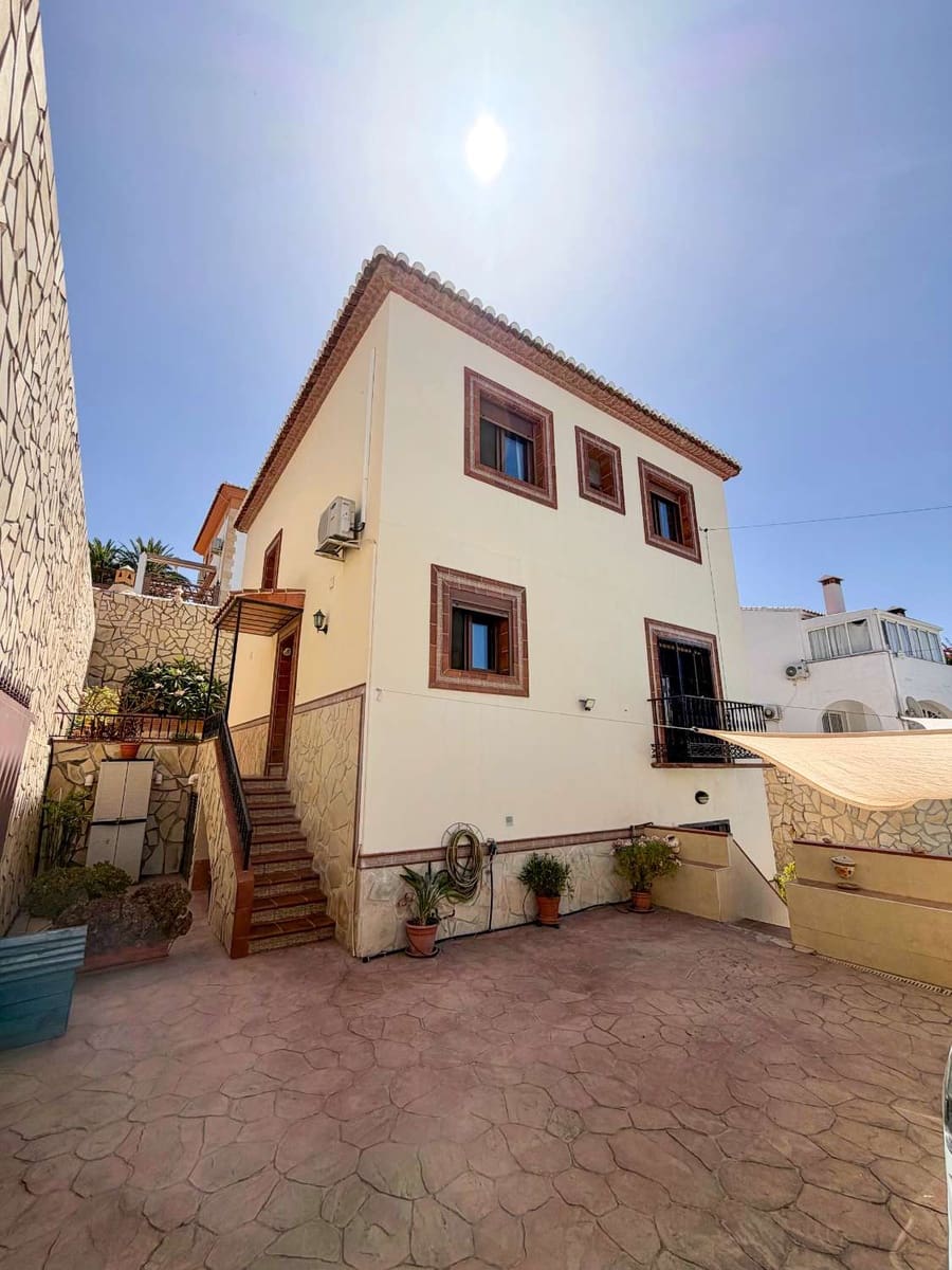 4 sovrum Hus till salu i Nerja med pool - 525 000 € (Ref: 9972789)