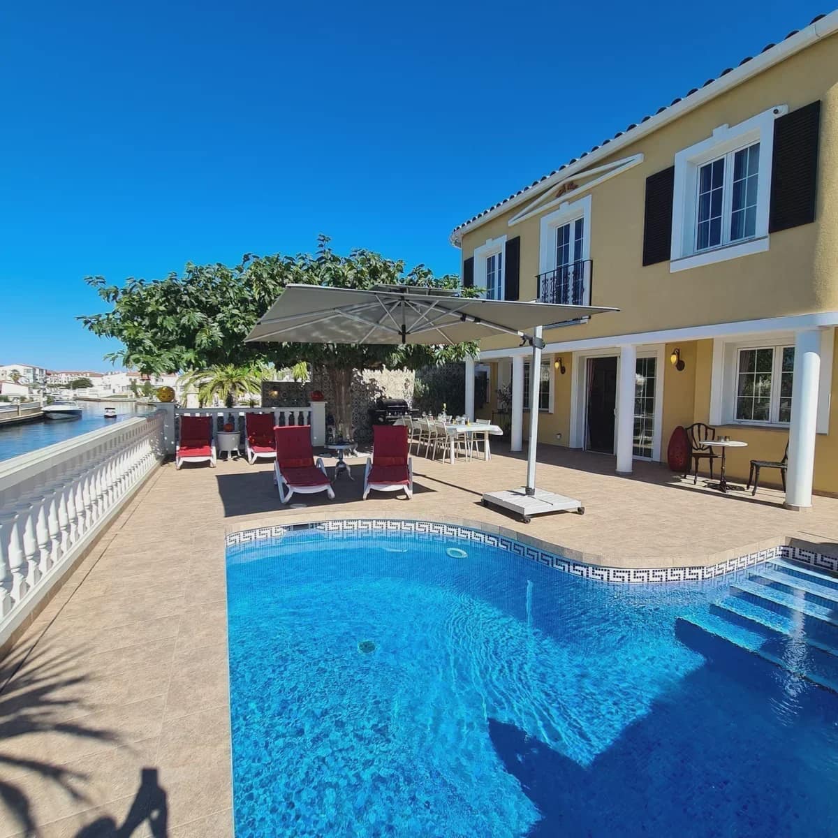 4 bedroom Townhouse for sale in Empuriabrava with pool - € 1,085,000 (Ref: 10104264)