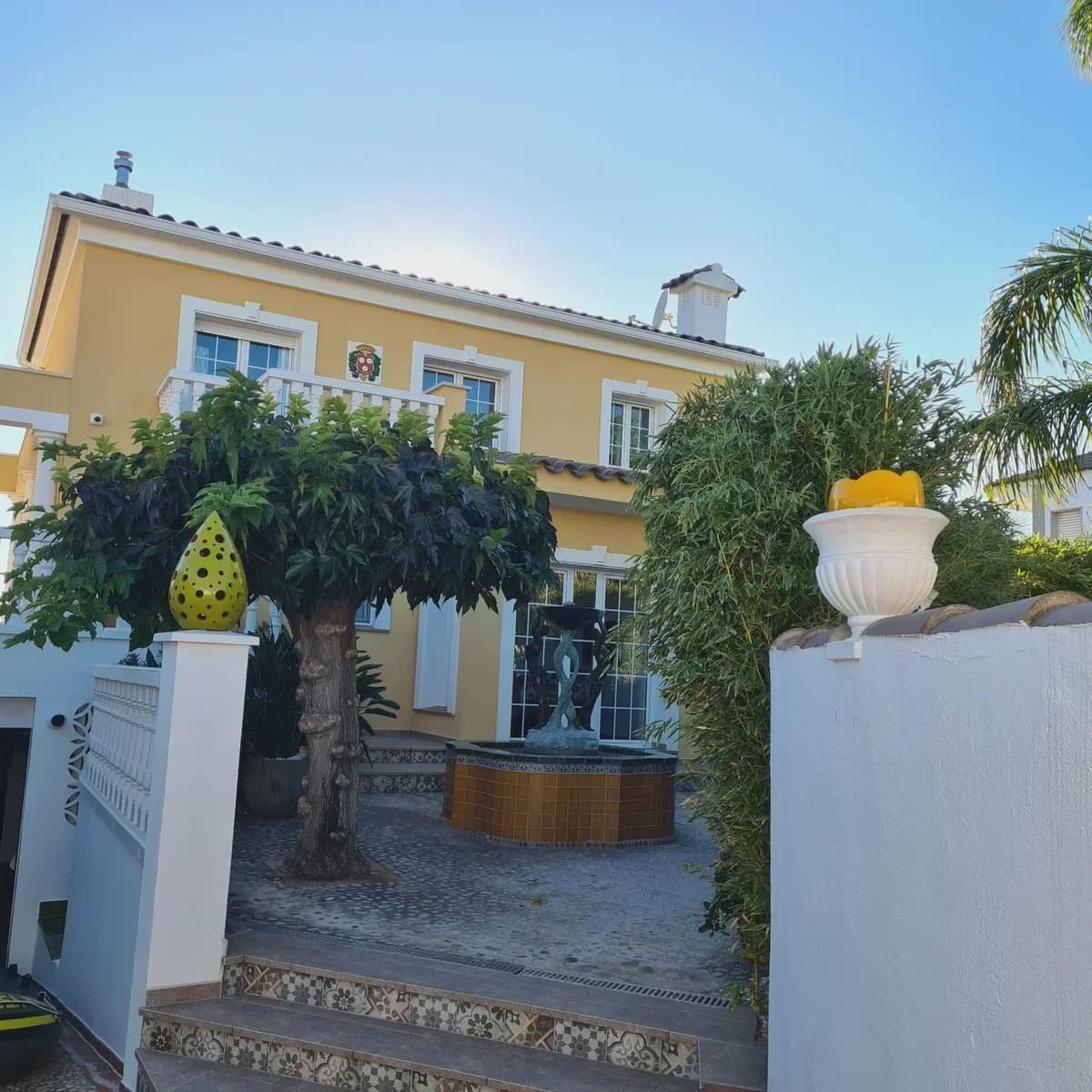 4 bedroom Townhouse for sale in Empuriabrava with pool - € 1,085,000 (Ref: 10104264)