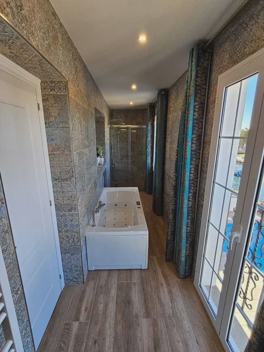 4 bedroom Townhouse for sale in Empuriabrava with pool - € 1,085,000 (Ref: 10104264)