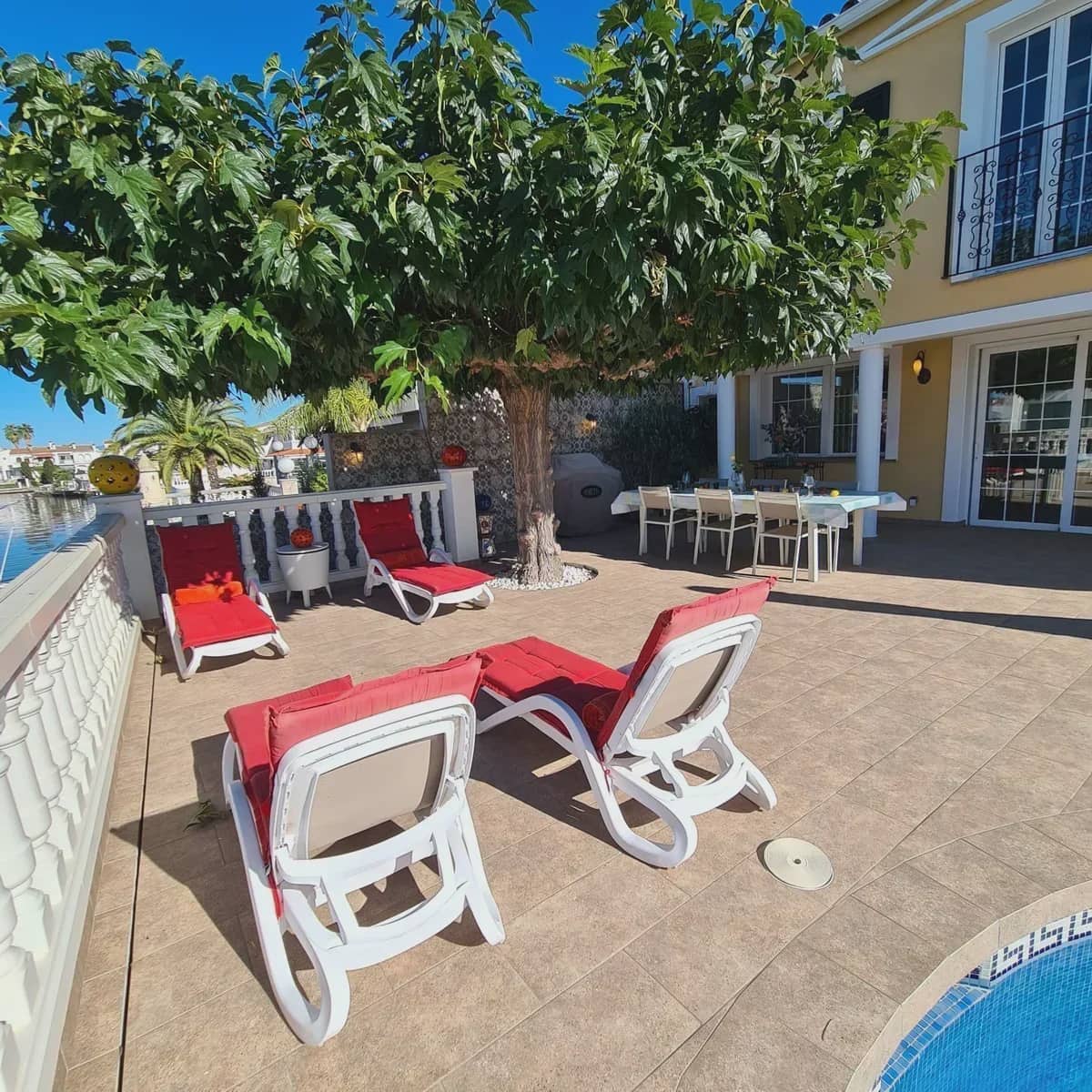 4 bedroom Townhouse for sale in Empuriabrava with pool - € 1,085,000 (Ref: 10104264)