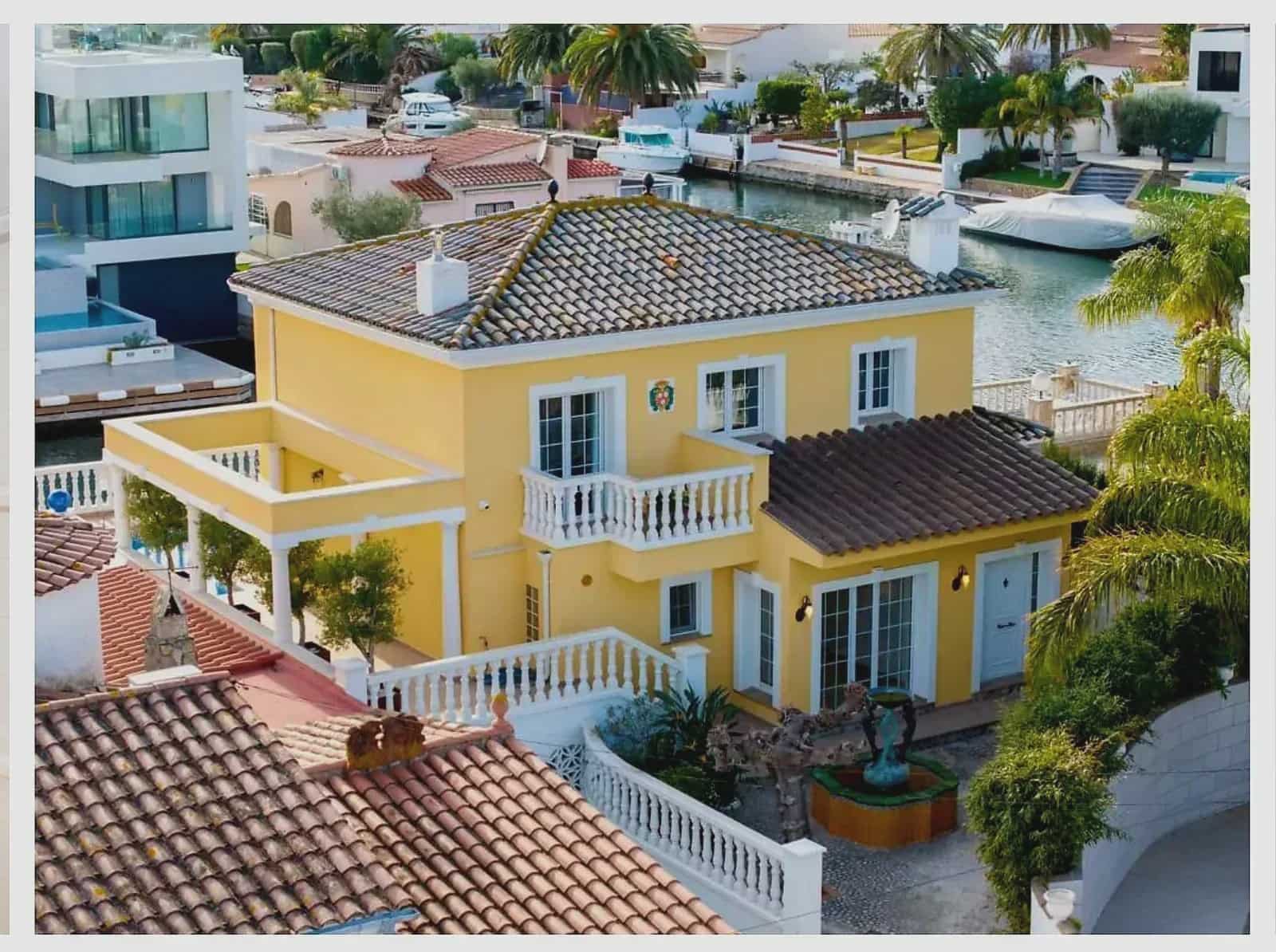 4 bedroom Townhouse for sale in Empuriabrava with pool - € 1,085,000 (Ref: 10104264)