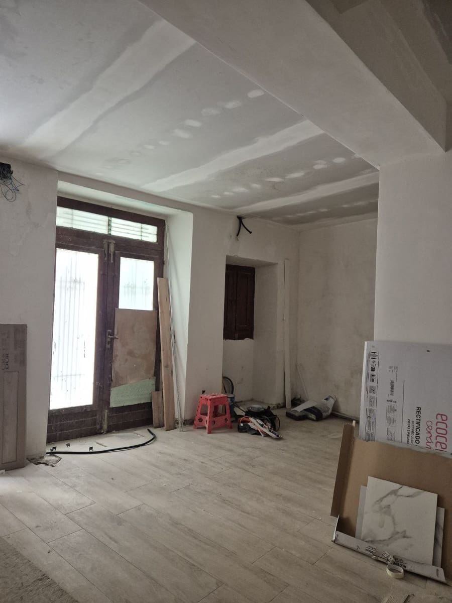 Casa de 4 habitaciones en La Cellera de Ter en venta - 215.000 € (Ref: 9645683)