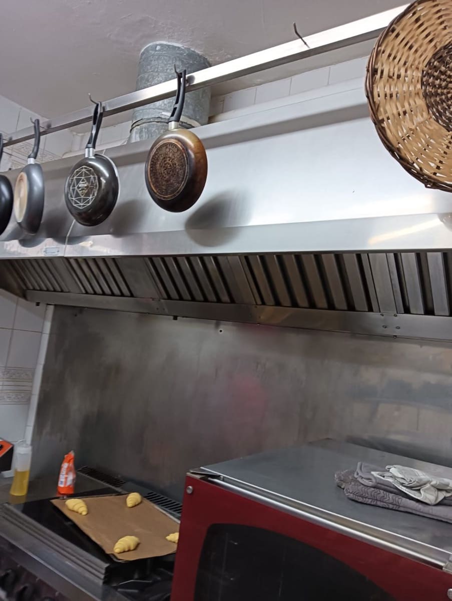 Commercial for sale in L'Escala - € 350,000 (Ref: 9645692)