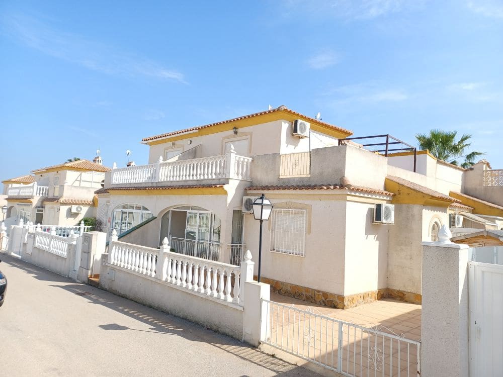 3 Zimmer Villa zu verkaufen in Playa Flamenca mit Pool - 139.995 € (Ref: 8021375)