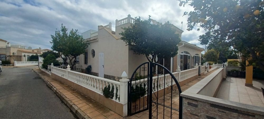 3 Zimmer Villa zu verkaufen in Playa Flamenca mit Pool - 139.995 € (Ref: 8021375)