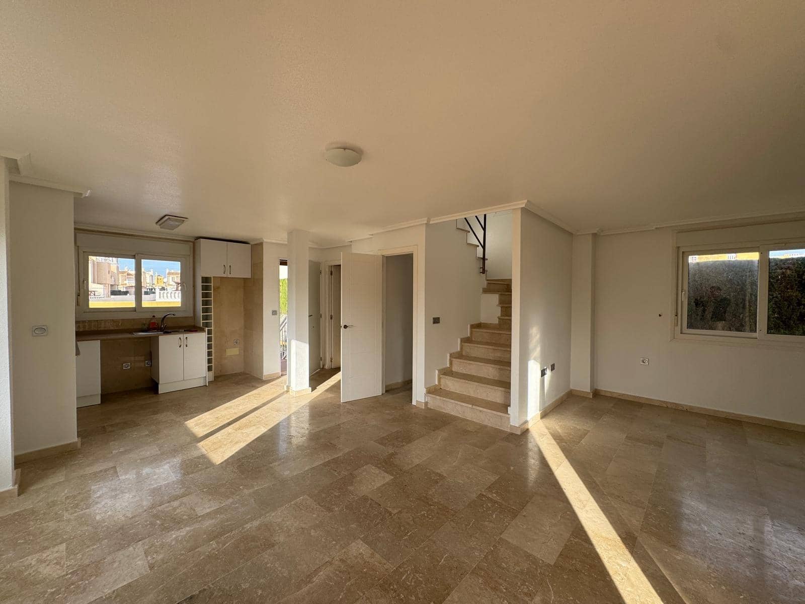 3 makuuhuone Huvila myytävänä paikassa El Raso mukana uima-altaan 
autotalli - 390 000 € (Ref: 8765959)