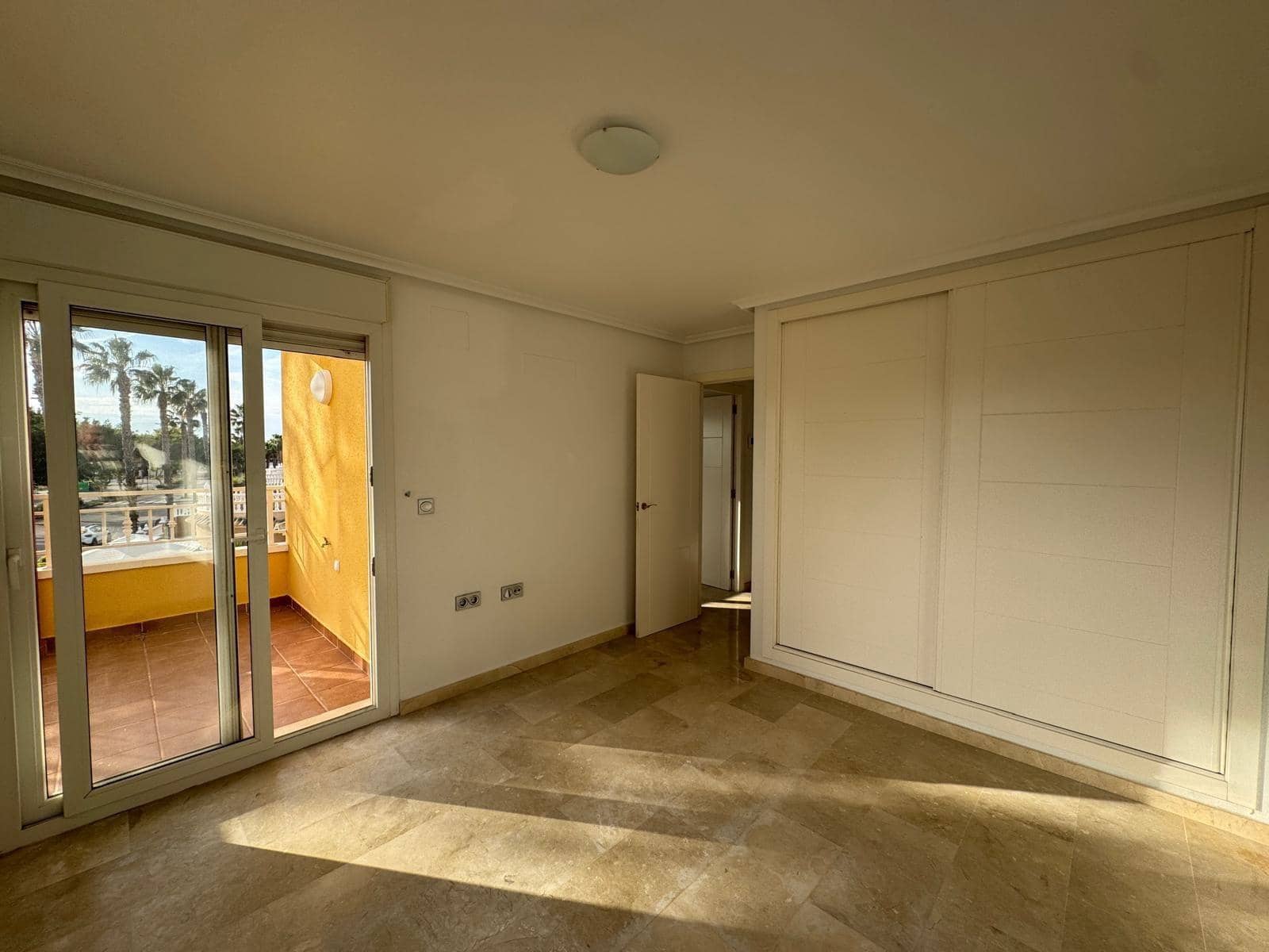 3 makuuhuone Huvila myytävänä paikassa El Raso mukana uima-altaan 
autotalli - 390 000 € (Ref: 8765959)