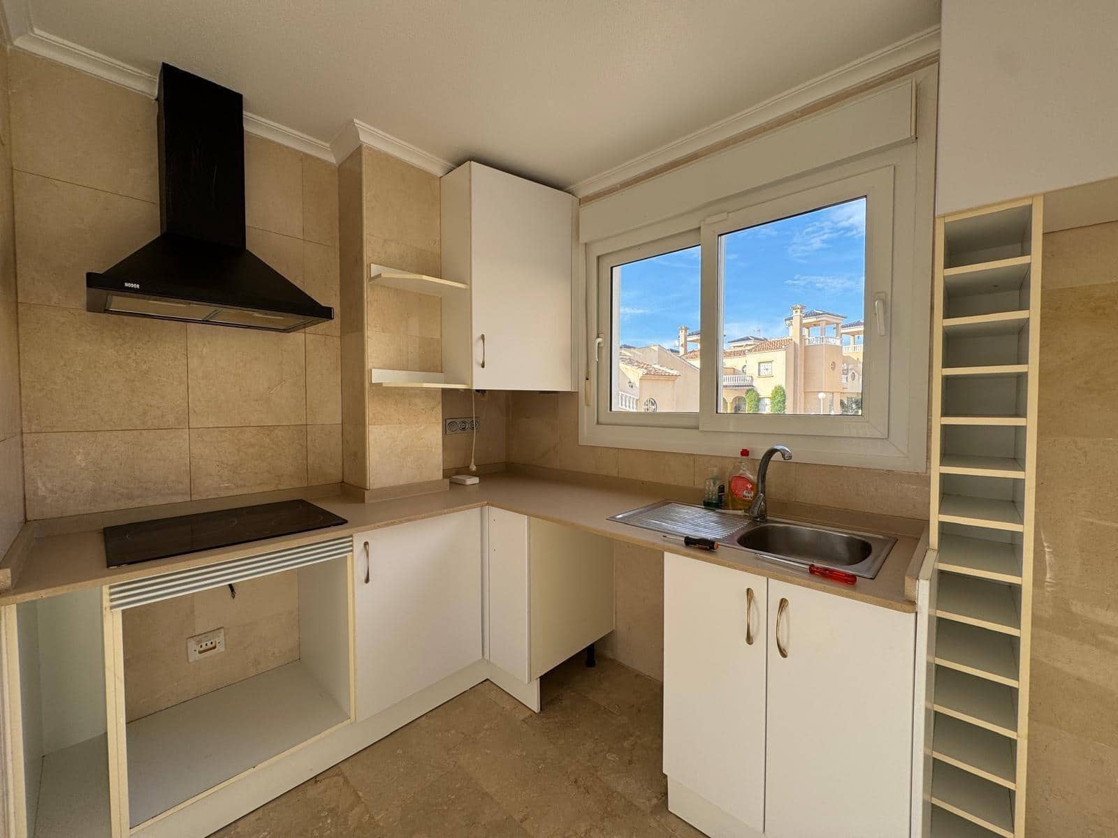 3 makuuhuone Huvila myytävänä paikassa El Raso mukana uima-altaan 
autotalli - 390 000 € (Ref: 8765959)