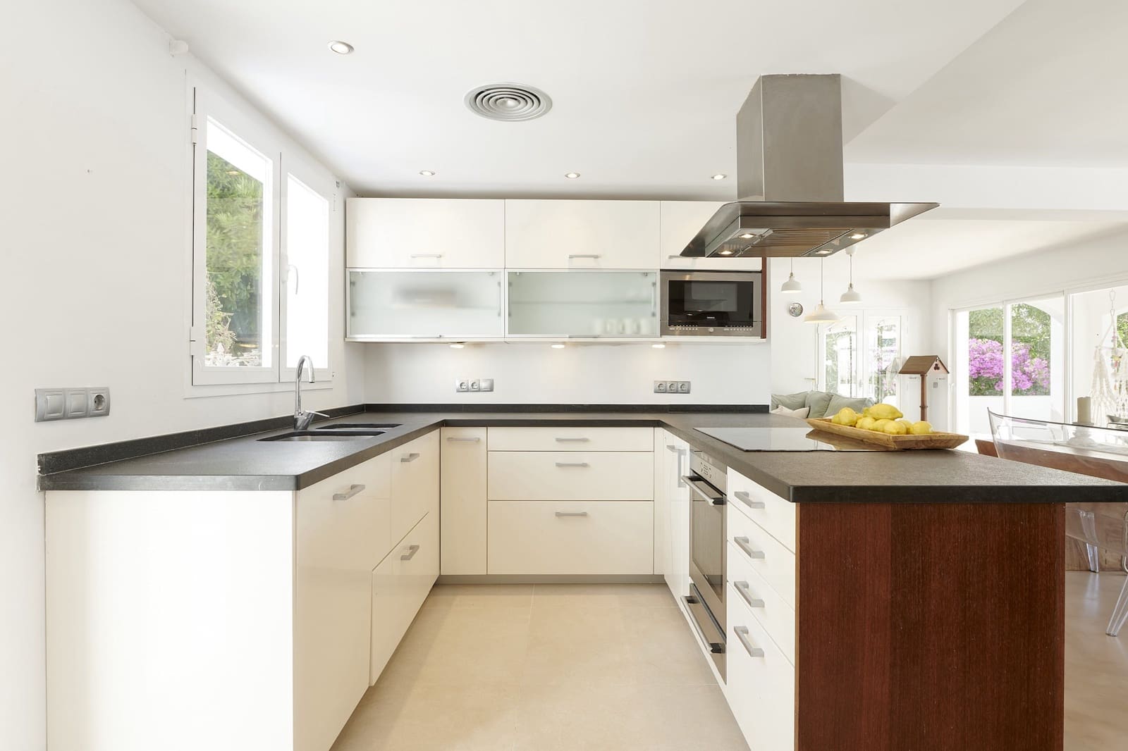 6 bedroom Villa for sale in La Siesta with pool garage - € 2,300,000 (Ref: 9274104)