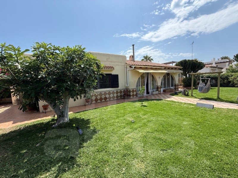 3 bedroom Villa for sale in Puerto del Rey with garage - € 535,000 (Ref: 9822723)