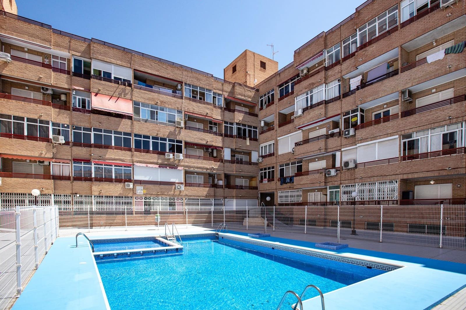 1 soveværelse Penthouse til salg i Torrevieja med swimmingpool - € 129.900 (Ref: 9574815)