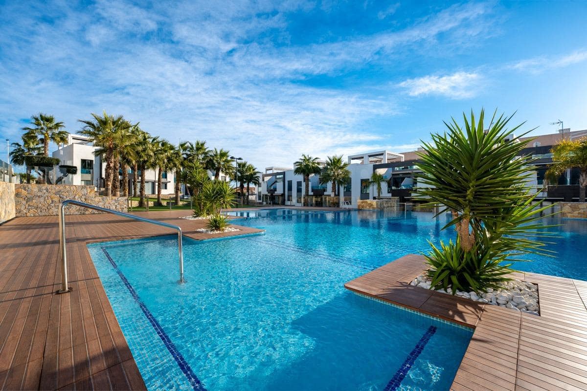 2 soveværelse Lejlighed til salg i Torrevieja med garage - € 299.000 (Ref: 9574825)