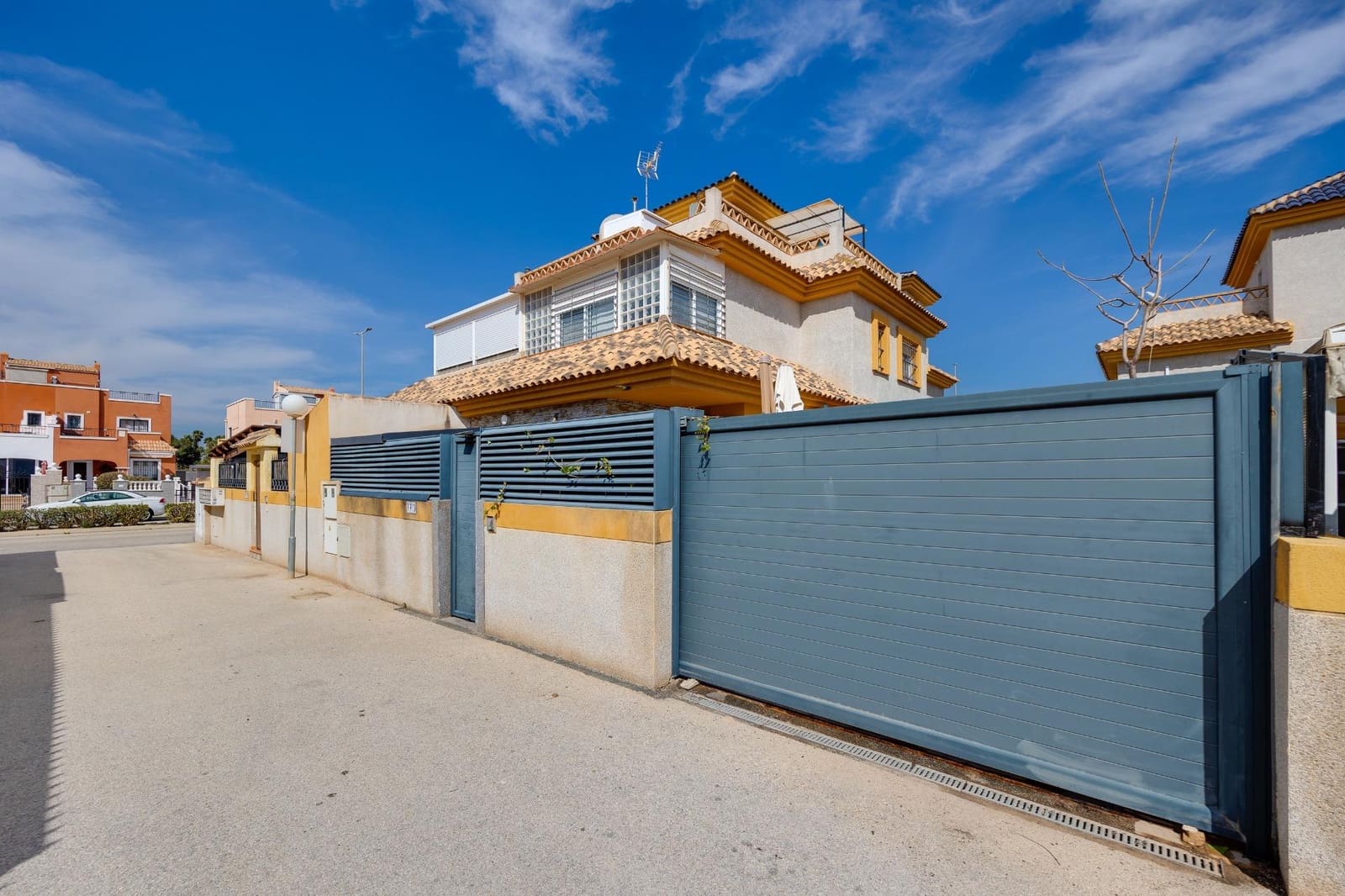 3 quarto Moradia para venda em Los Montesinos com piscina - 349 500 € (Ref: 9677655)