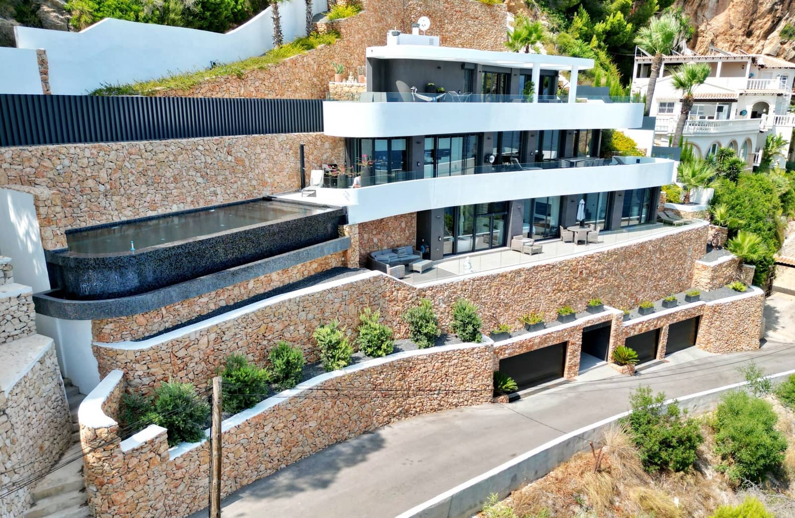3 sypialnia Willa na sprzedaż w Ambolo z basenem garażem - 4 200 000 € (Ref: 10120495)