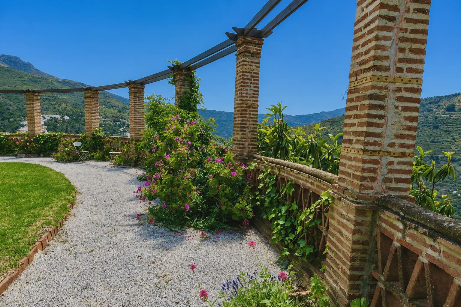 20 Zimmer Hotel zu verkaufen in Otivar mit Pool Garage - 3.495.000 € (Ref: 10022964)