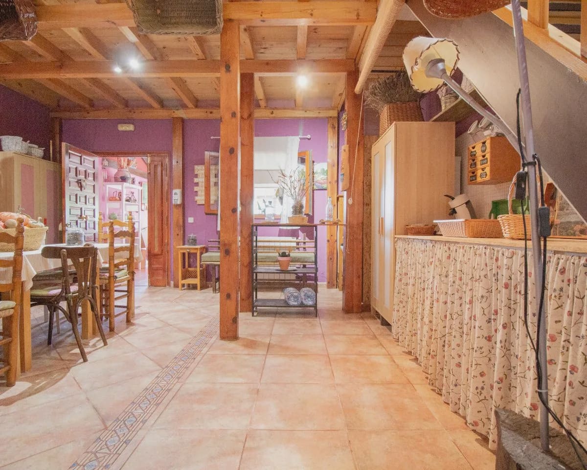 10 bedroom Townhouse for sale in Cogolludo with garage - € 320,000 (Ref: 10022969)