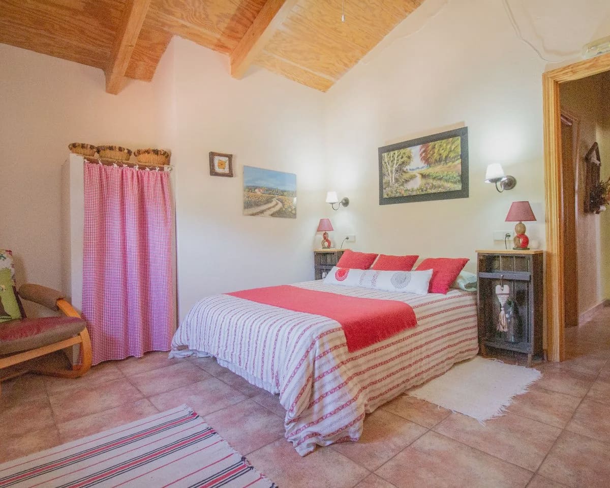 10 bedroom Townhouse for sale in Cogolludo with garage - € 320,000 (Ref: 10022969)