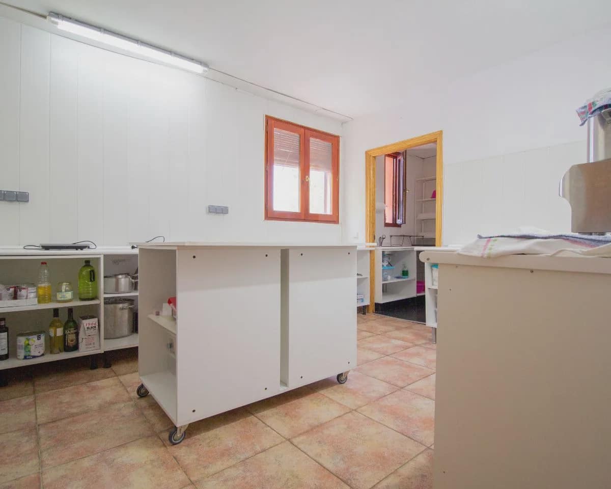 10 bedroom Townhouse for sale in Cogolludo with garage - € 320,000 (Ref: 10022969)