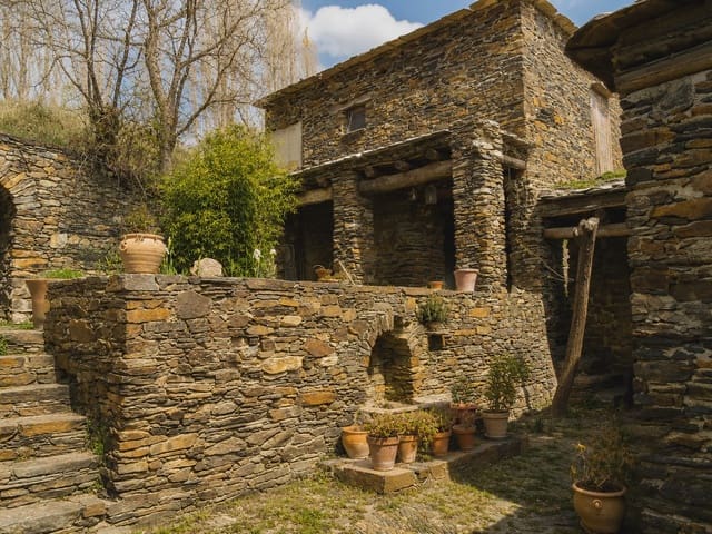 6 bedroom Finca/Country House for sale in La Taha with garage - € 420,000 (Ref: 5455681)