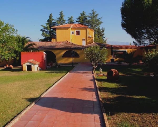 10 bedroom Finca/Country House for sale in Parrillas with pool - € 1,050,000 (Ref: 5755661)