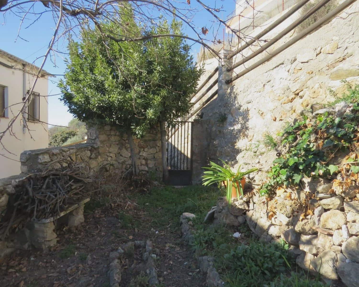 3 bedroom Townhouse for sale in Yegen with pool garage - € 149,500 (Ref: 6685673)
