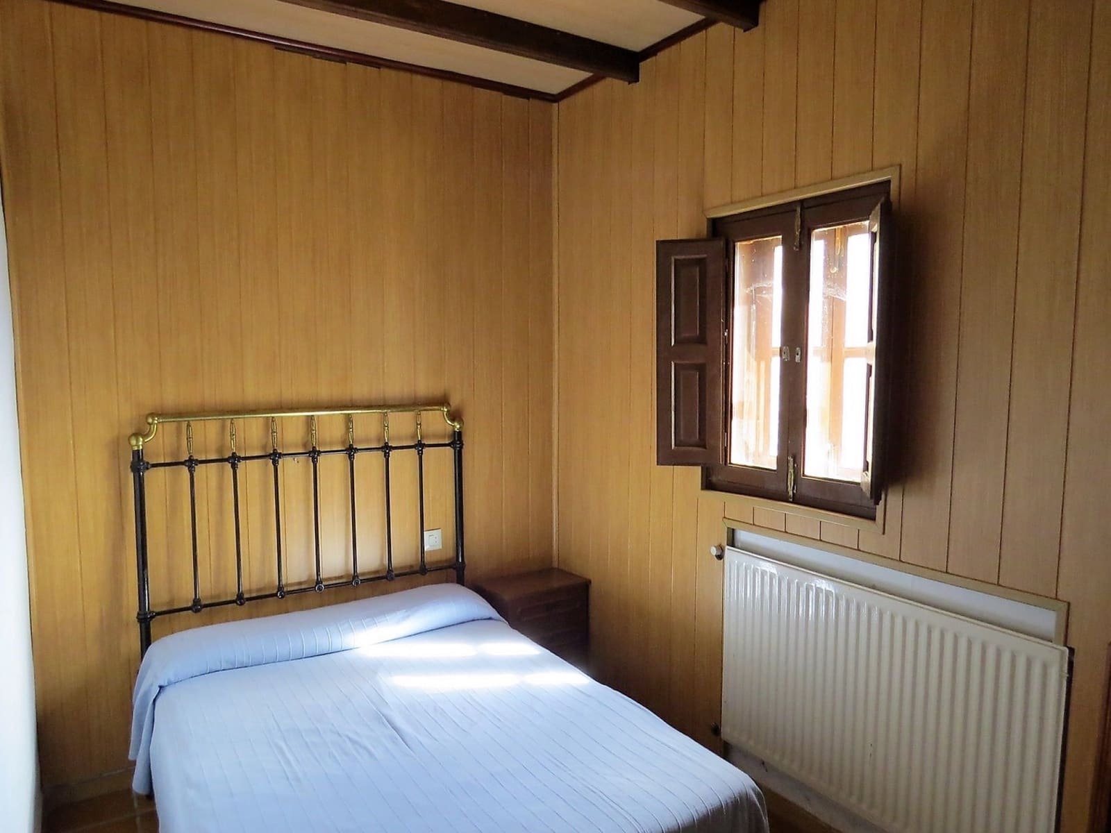 9 soveværelse Virksomhed til salg i Laroles med garage - € 210.000 (Ref: 7462830)