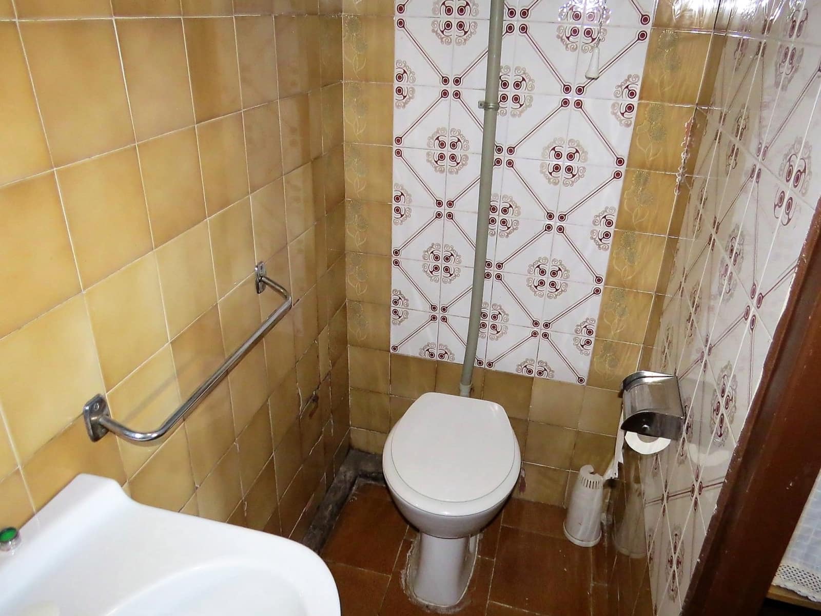 9 soveværelse Virksomhed til salg i Laroles med garage - € 210.000 (Ref: 7462830)