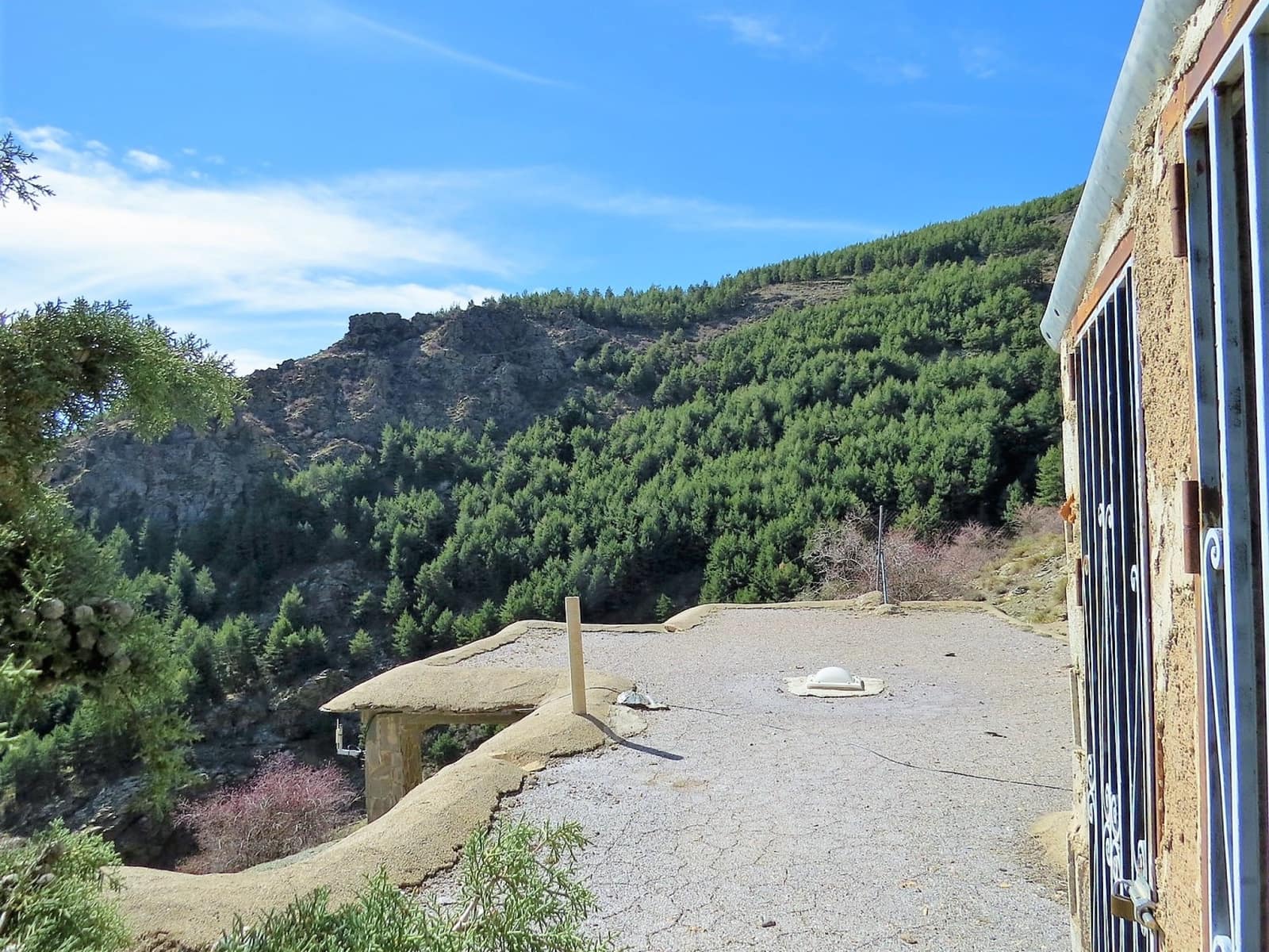 9 soveværelse Virksomhed til salg i Laroles med garage - € 210.000 (Ref: 7462830)