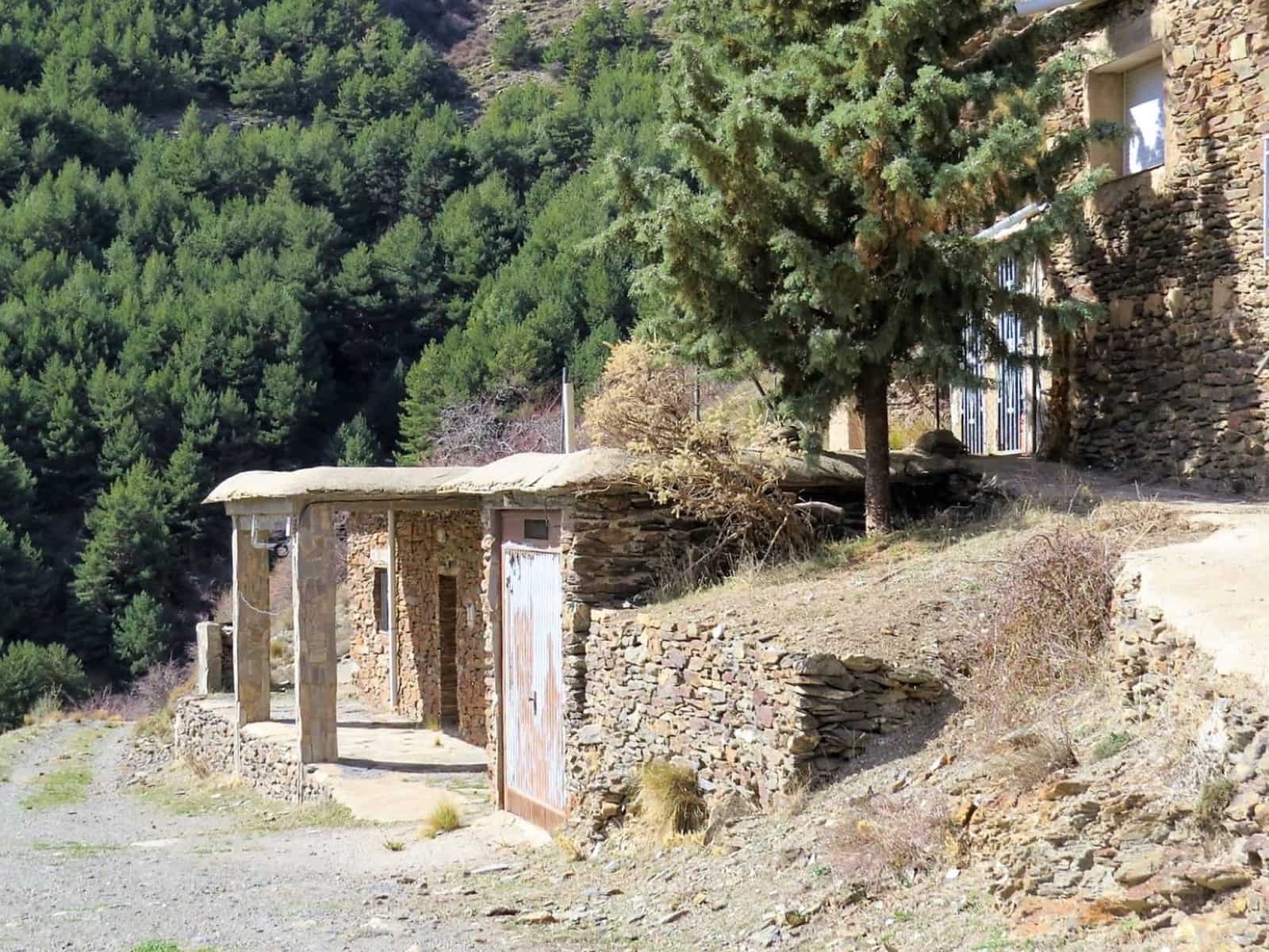 9 soveværelse Virksomhed til salg i Laroles med garage - € 210.000 (Ref: 7462830)