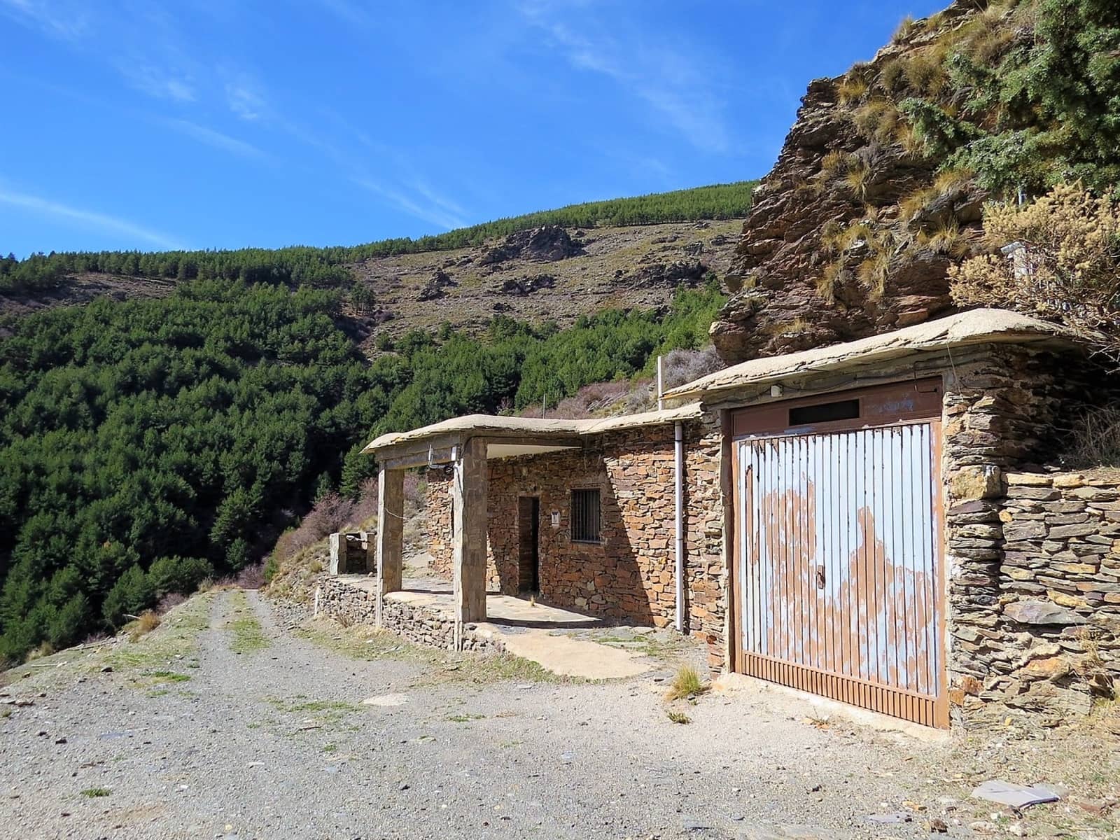 9 soveværelse Virksomhed til salg i Laroles med garage - € 210.000 (Ref: 7462830)