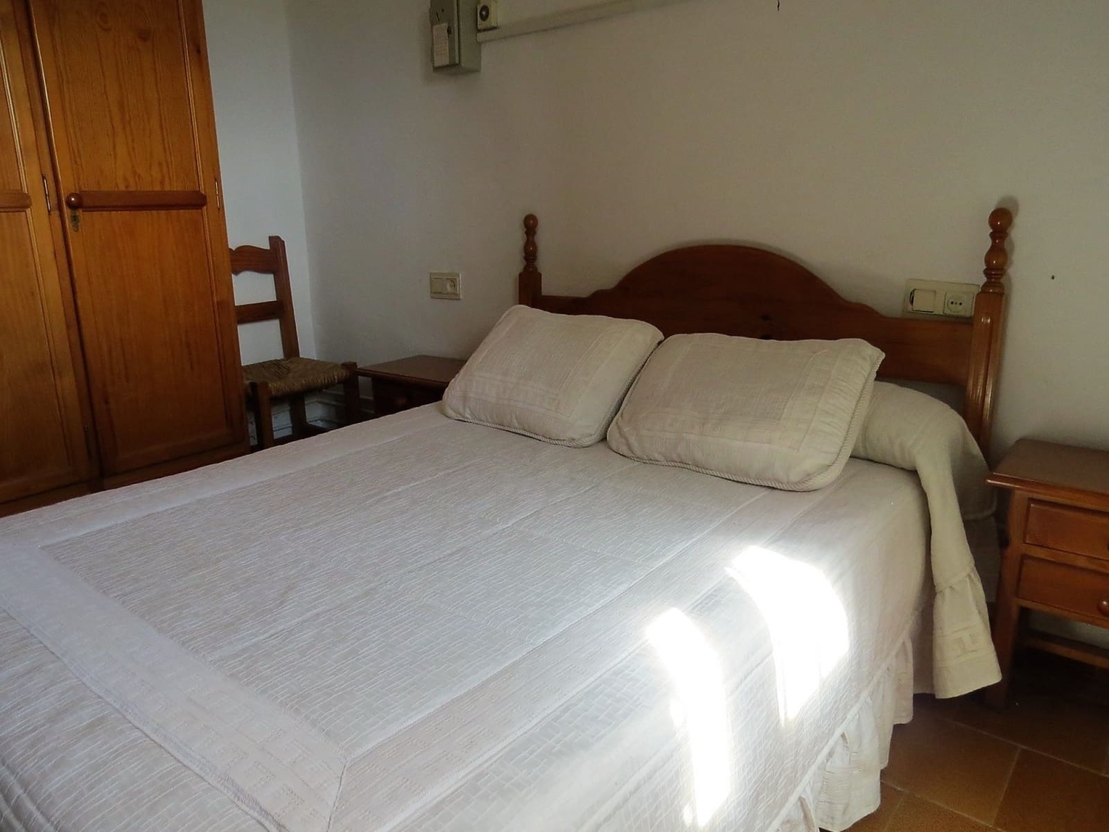 9 soveværelse Virksomhed til salg i Laroles med garage - € 210.000 (Ref: 7462830)