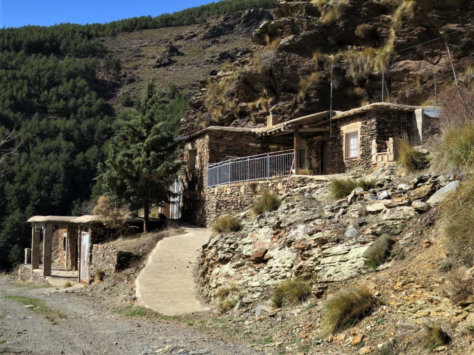 9 soveværelse Virksomhed til salg i Laroles med garage - € 210.000 (Ref: 7462830)