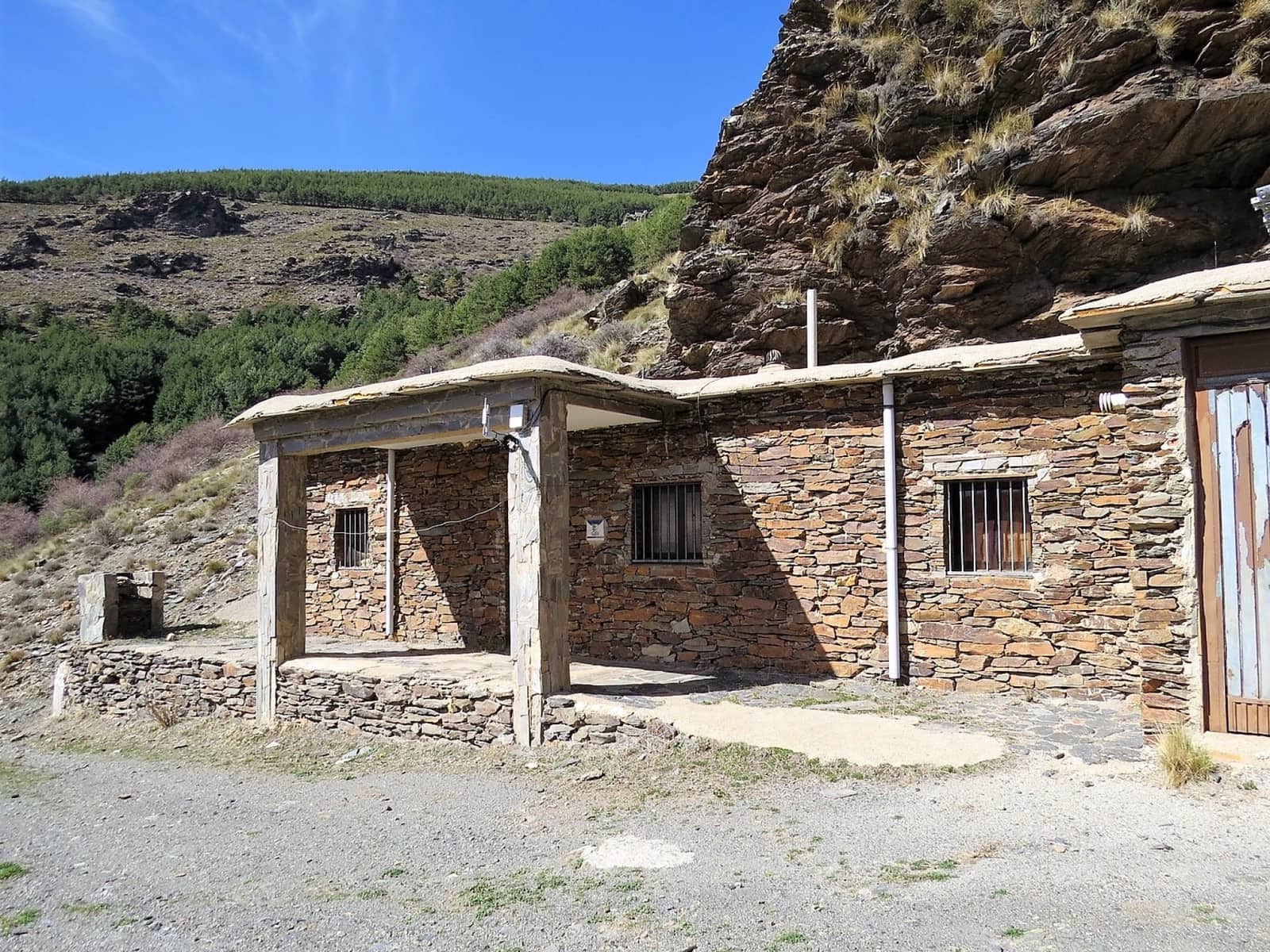 9 soveværelse Virksomhed til salg i Laroles med garage - € 210.000 (Ref: 7462830)