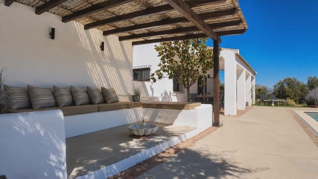 Finca/Casa Rural de 5 habitaciones en Zagra en venta con piscina - 595.000 € (Ref: 7593970)