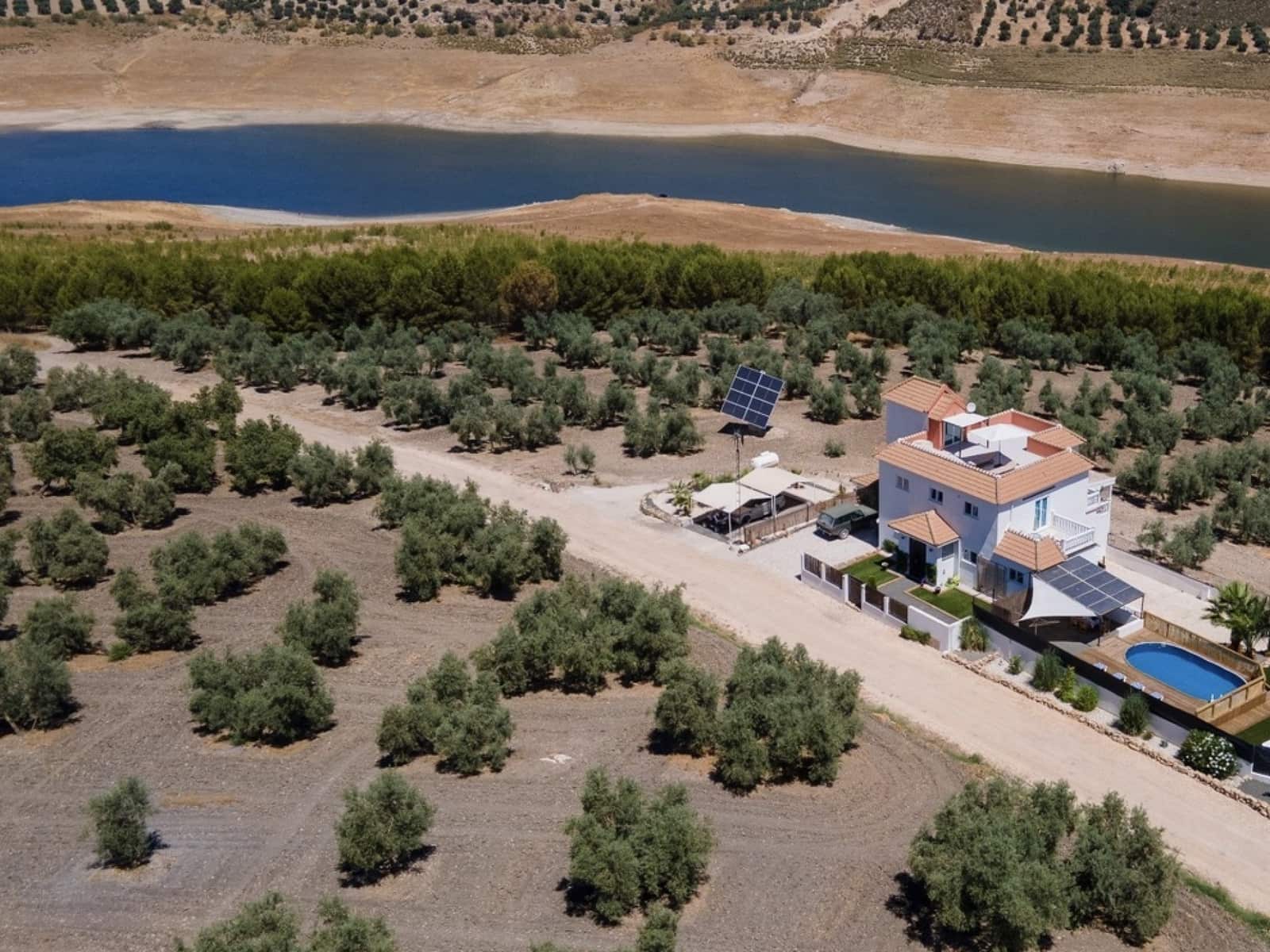 6 soveværelse Villa til salg i Iznajar med swimmingpool garage - € 825.000 (Ref: 7786634)